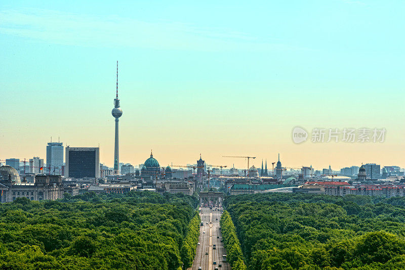 复古的柏林剪影-勃兰登堡Tor, Tiergarten，电视塔